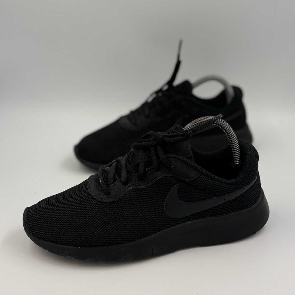 Nike black Roshe running shoe size 7Y